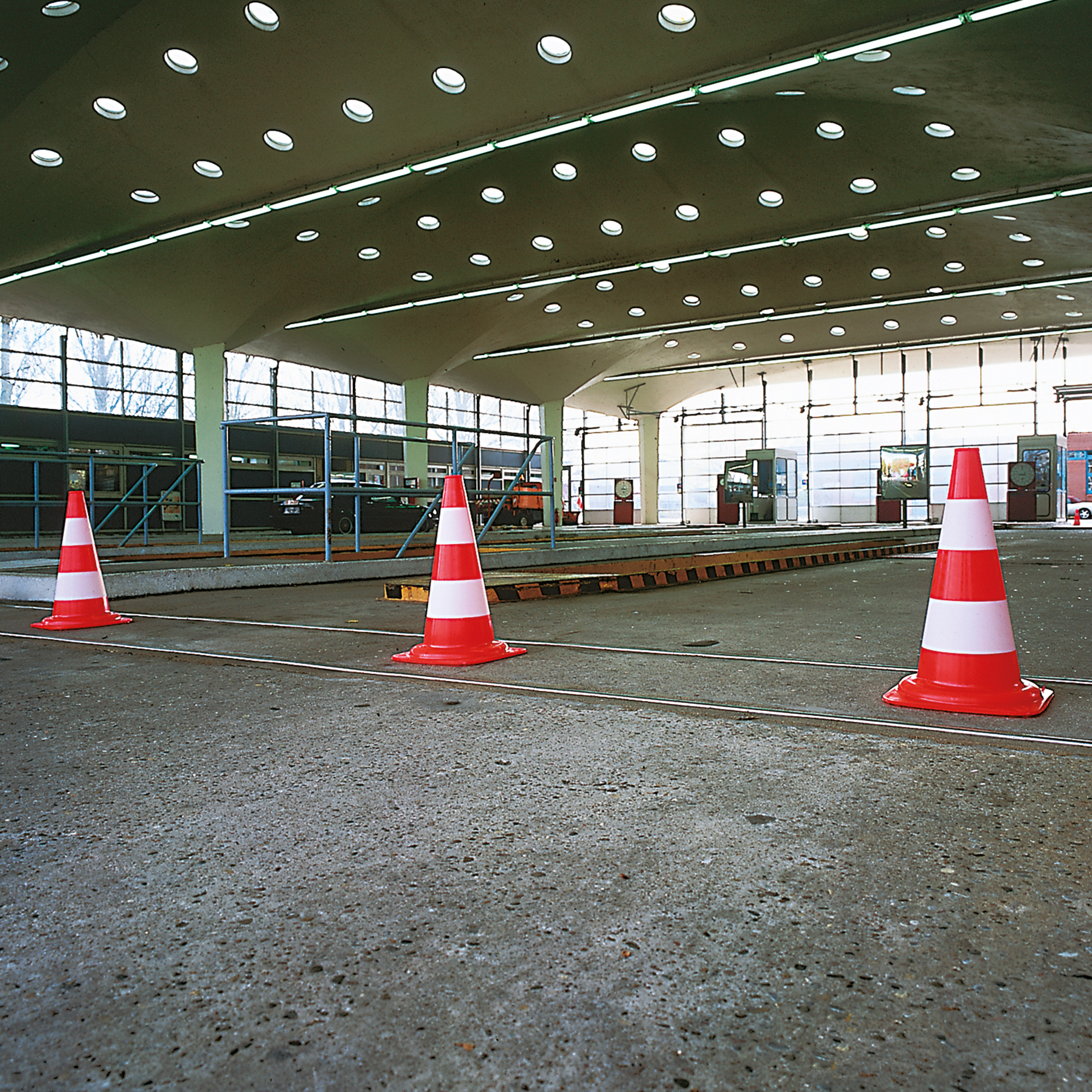 Leitkegel aus PVC, tagesleuchtend, rot-orange, mit zwei weißen Ringen, 750 mm hoch
