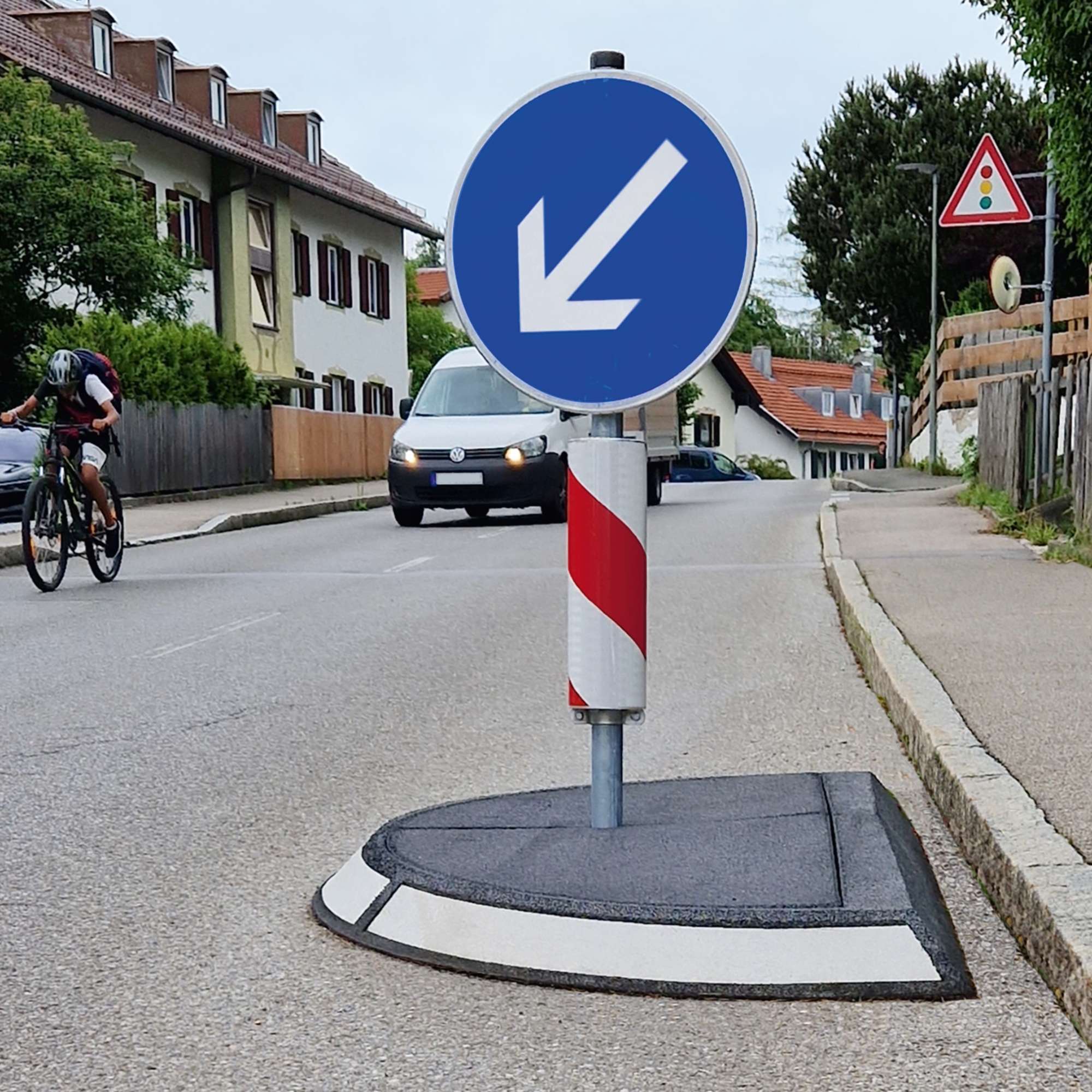 Verkehrszeichen: vorgeschriebene Fahrtrichtung rechts vorbei, Durchmesser 600 mm, Reflketierende Folie, profilverstärkt (Alform) mm