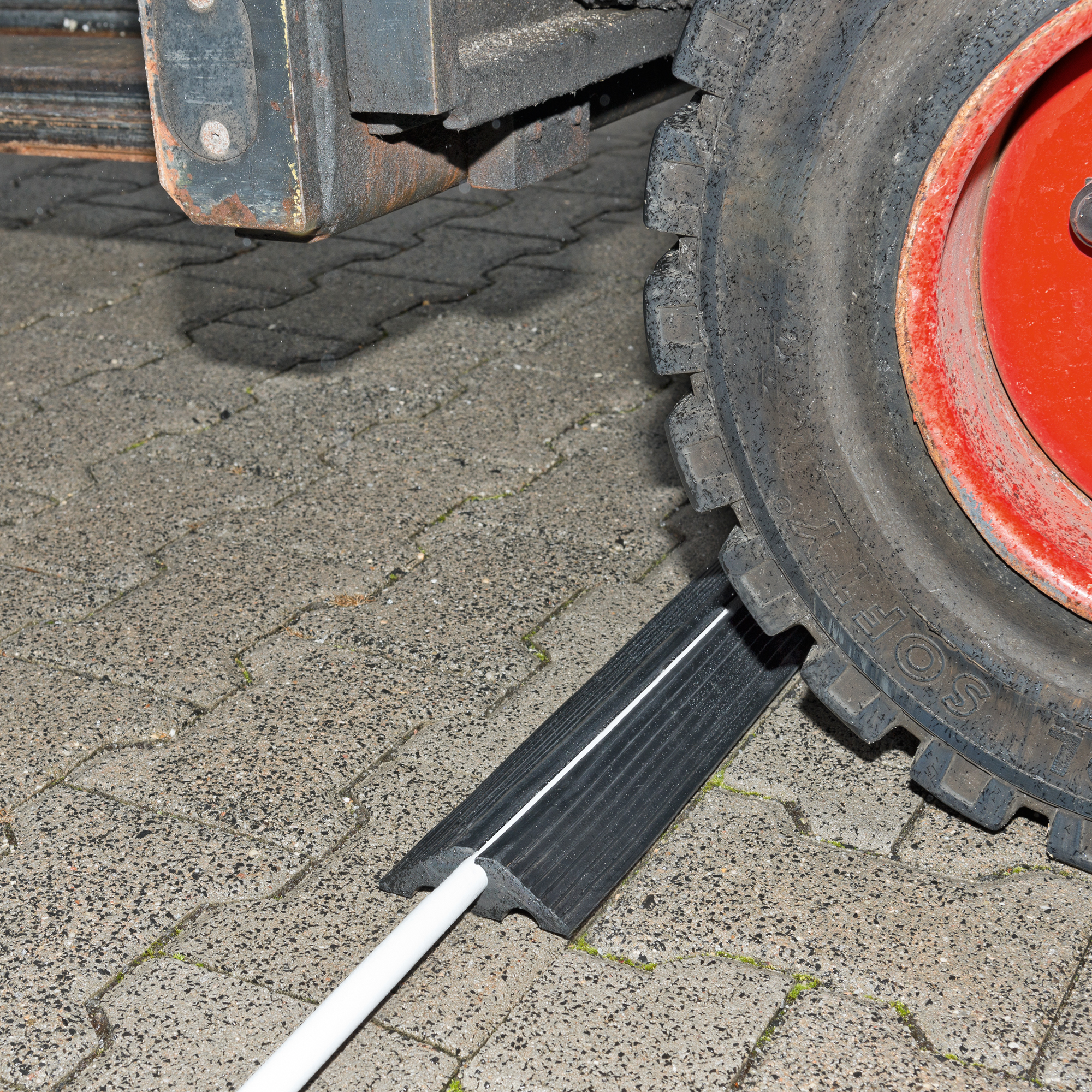 MORION Kabelbrücke zum Aufrollen, Hartgummi, schwarz, 1 Kabelschacht D 20mm, 10.000x100x30mm