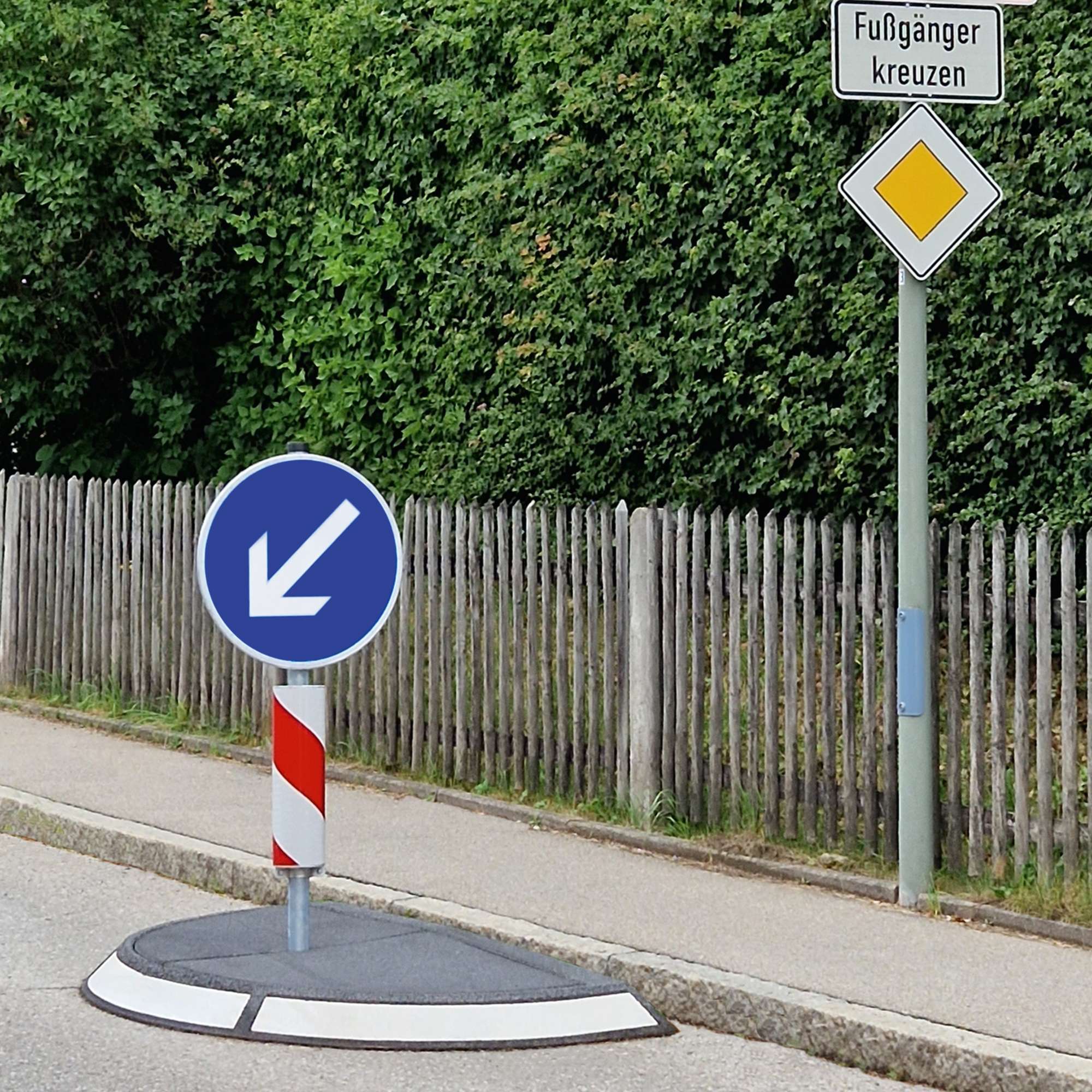 Verkehrszeichen: vorgeschriebene Fahrtrichtung rechts vorbei, Durchmesser 600 mm, Reflketierende Folie, profilverstärkt (Alform) mm