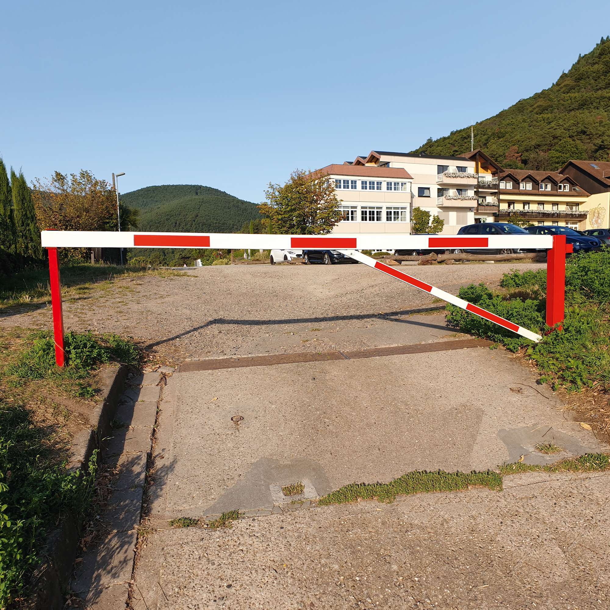 COMPACT Drehschranke mit Rundzylinder, verzinkt, rot-weiß lackiert