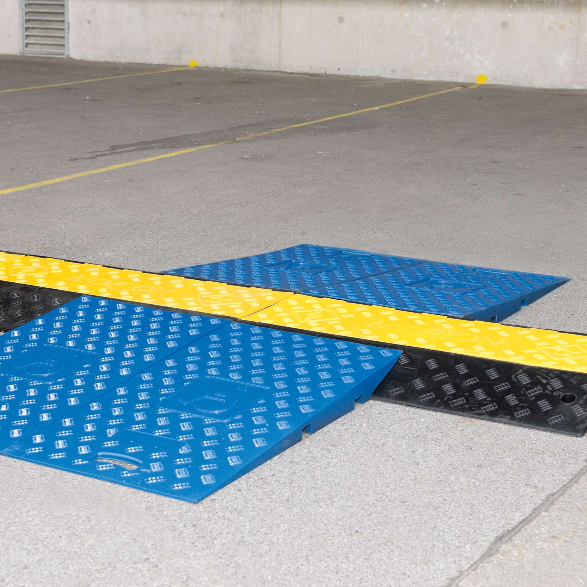 Rollstuhlrampen-Set, für 3-Kanal-Kabelbrücke, aus Recycling-Gummi, blau, 744 x 880 x 75 mm