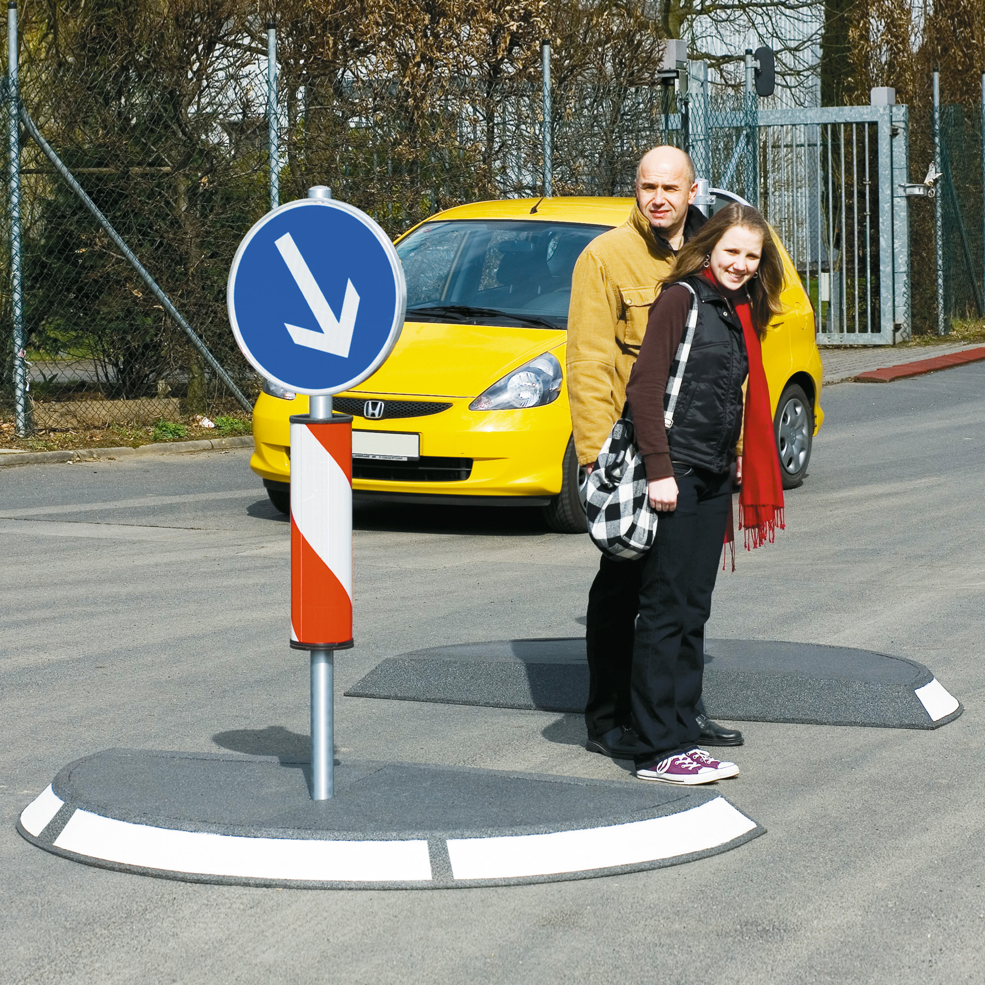 Verkehrszeichen: vorgeschriebene Fahrtrichtung rechts vorbei, Durchmesser 600 mm, Reflketierende Folie, profilverstärkt (Alform) mm